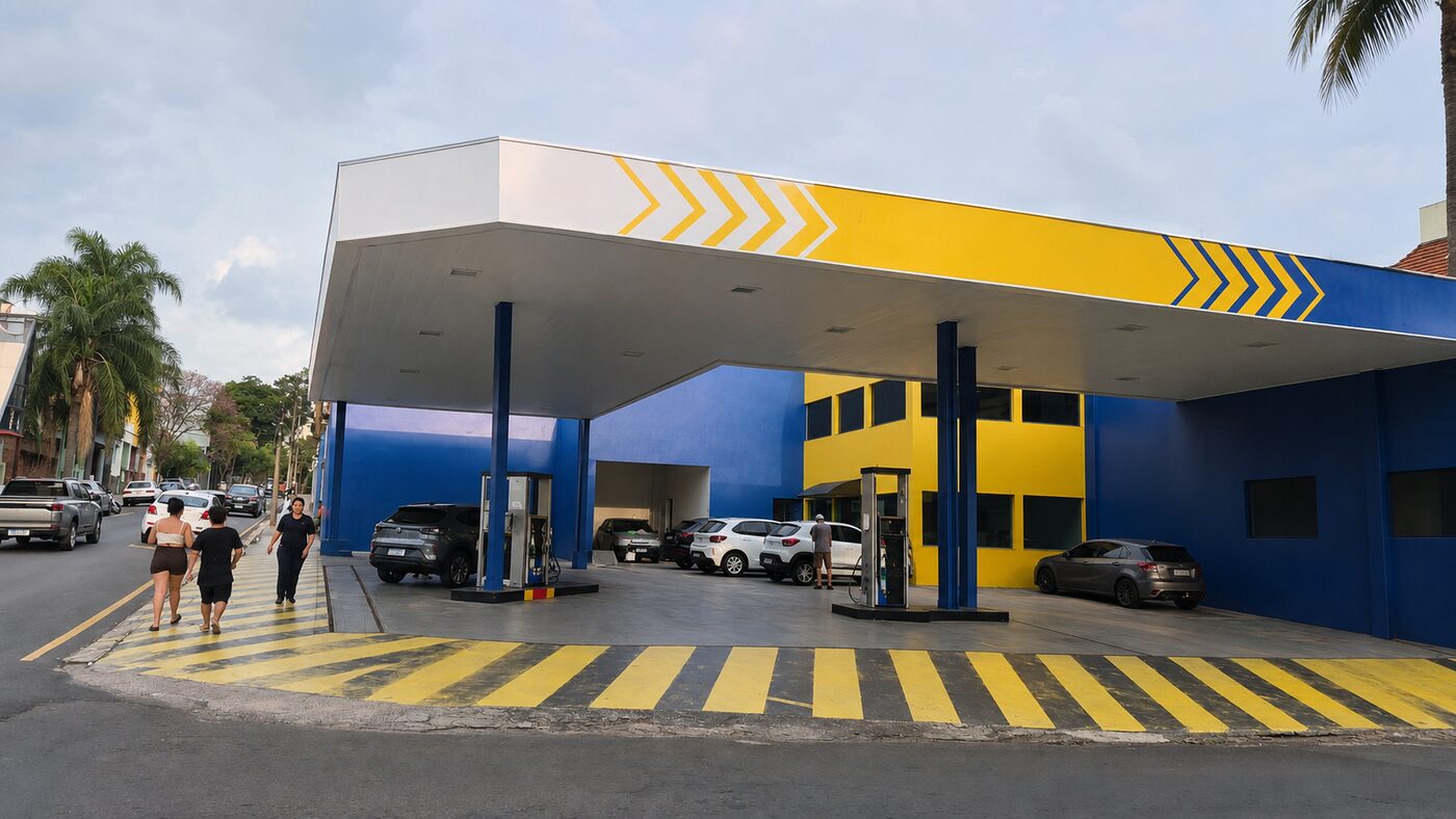 Fachada do posto na Rua São João: cobertura azul e amarela sobre as bombas, com carros abastecendo e a calçada em primeiro plano.